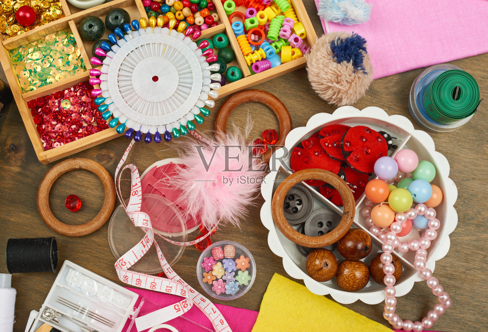 缝纫配件俯视图,女裁缝工作场所,许多对象的针线活,刺绣和手工艺照片摄影图片
