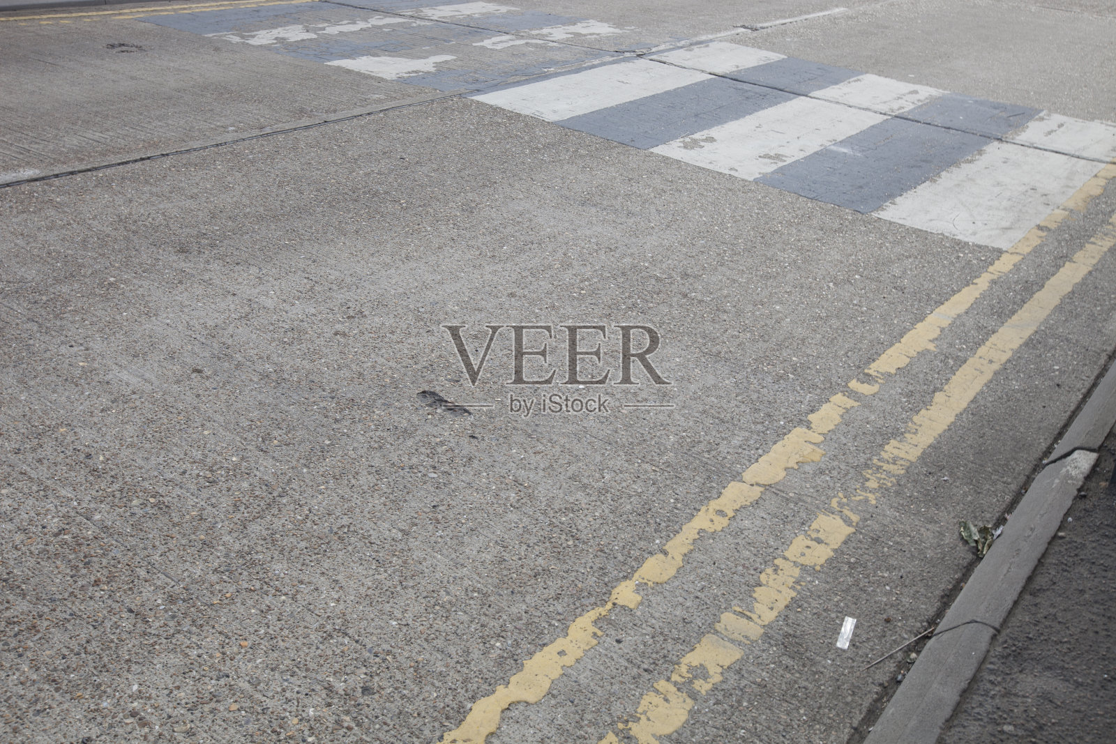 双黄线和斑马线的特写照片摄影图片