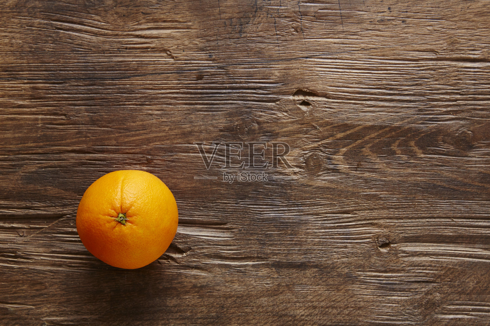木桌上放一个有机橙子照片摄影图片