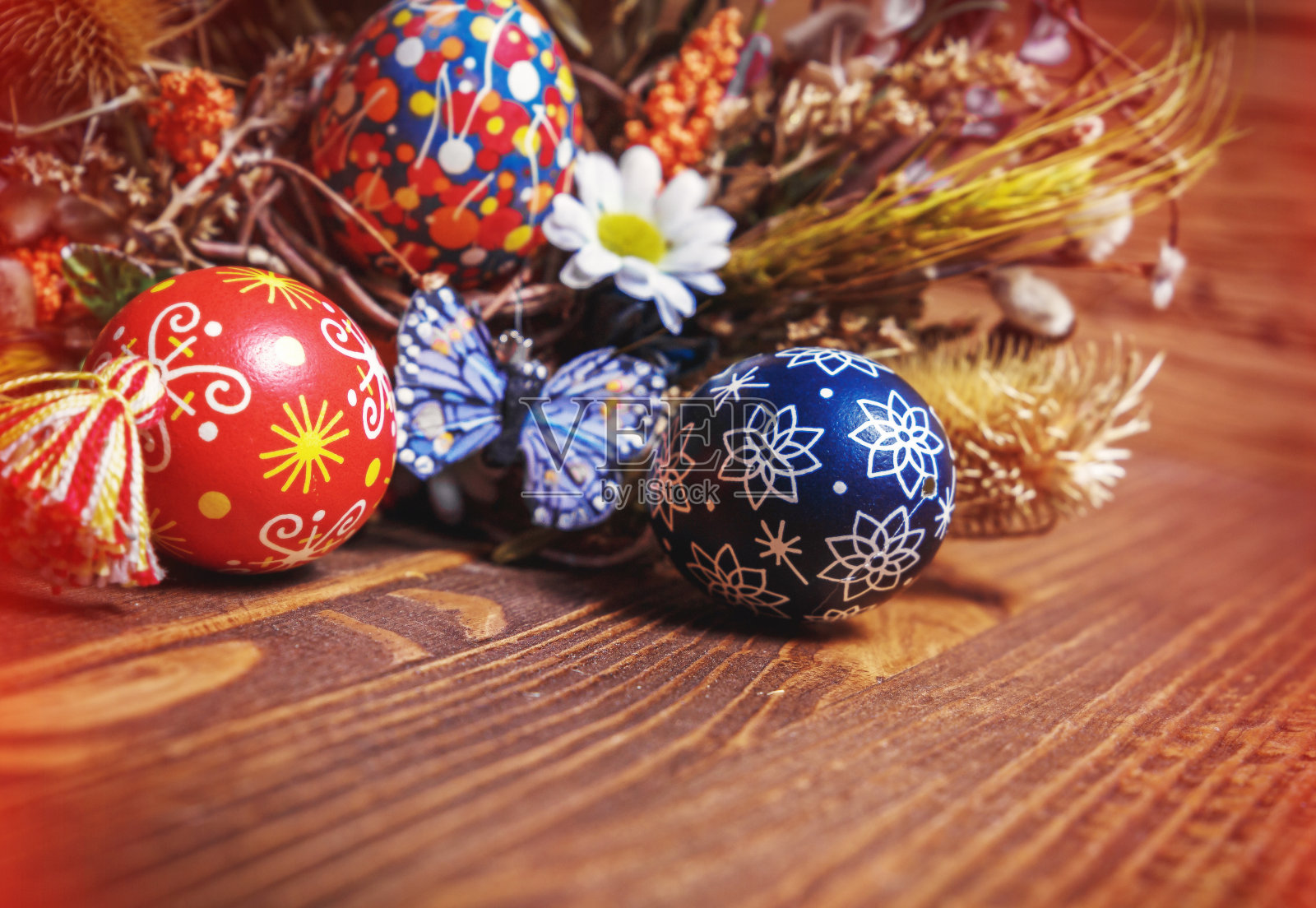 木质背景上的彩色复活节彩蛋,复活节主题照片摄影图片