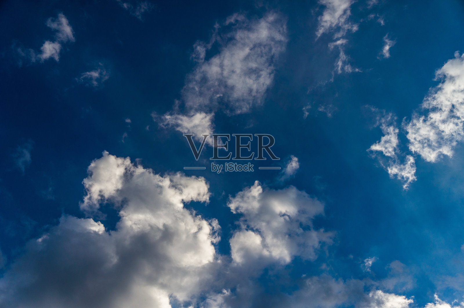 在高分辨率的蓝天上有阳光的云照片摄影图片