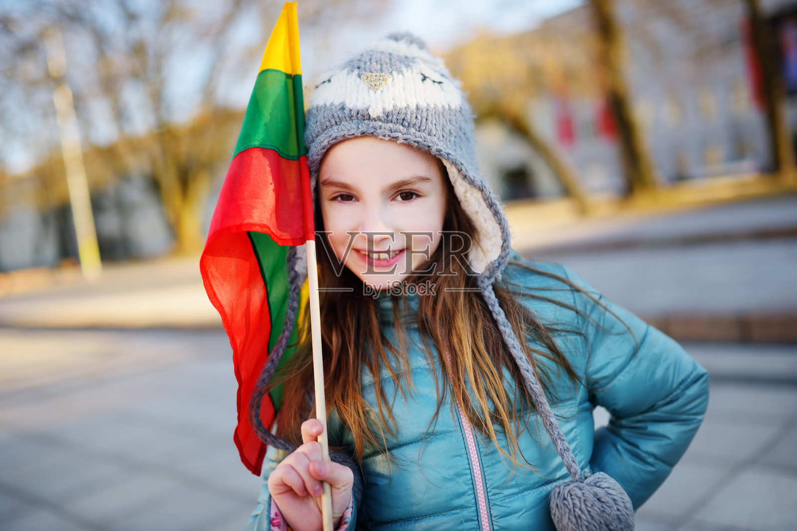 可爱的小女孩在维尔纽斯拿着立陶宛国旗照片摄影图片