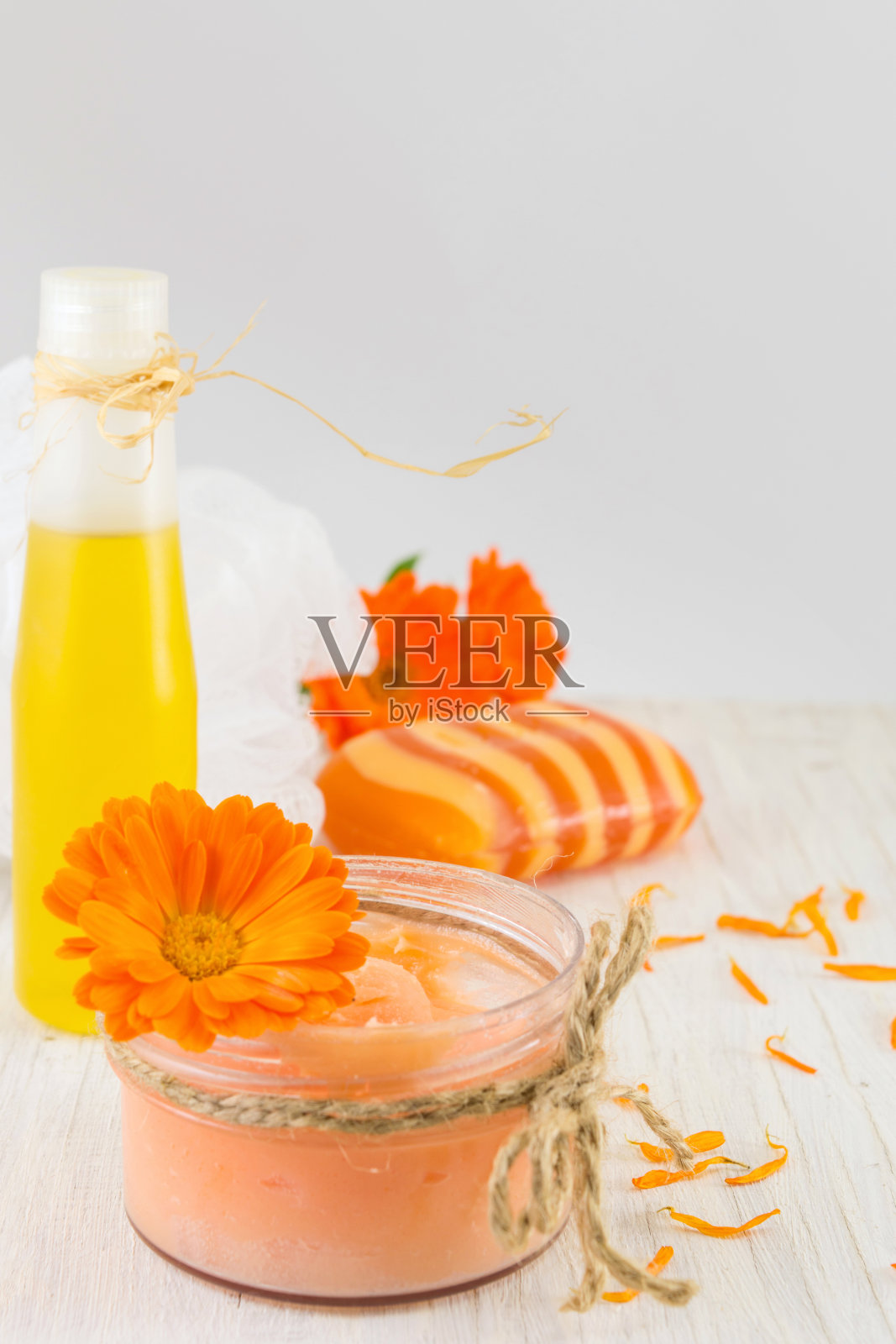 万寿菊化妆品用的鲜花花束照片摄影图片