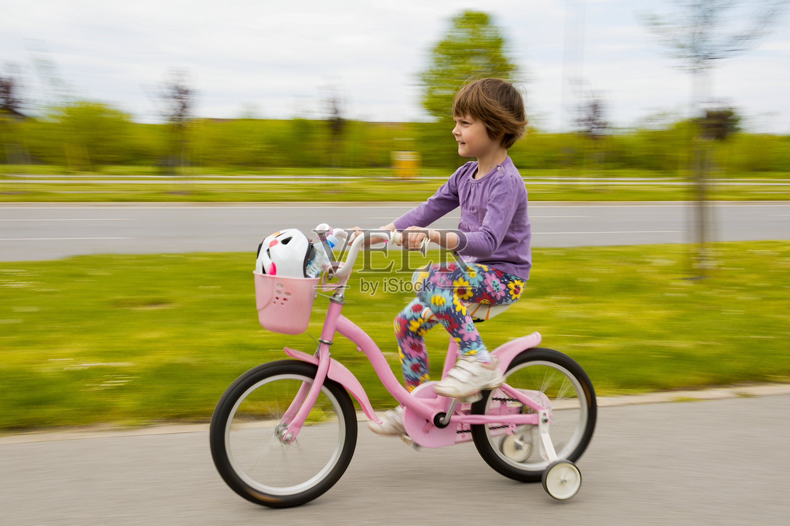 学着骑自行车的女孩照片摄影图片