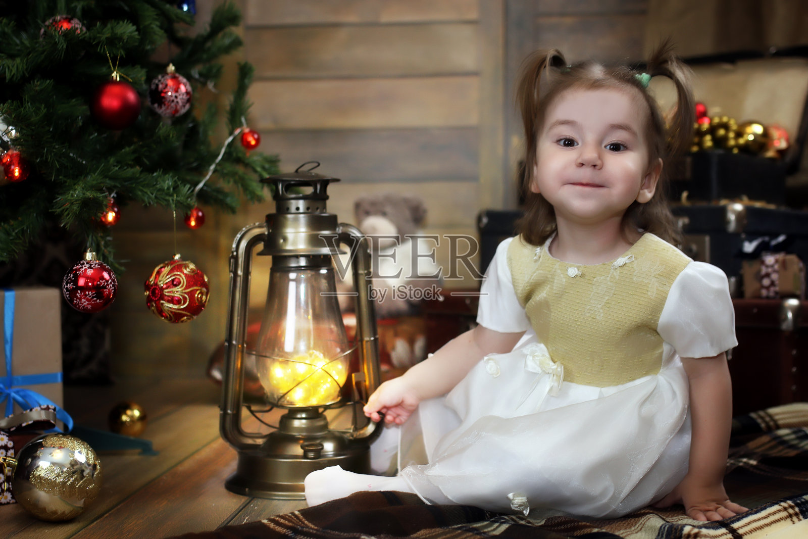 圣诞前夜小婴儿坐在地板上玩耍照片摄影图片