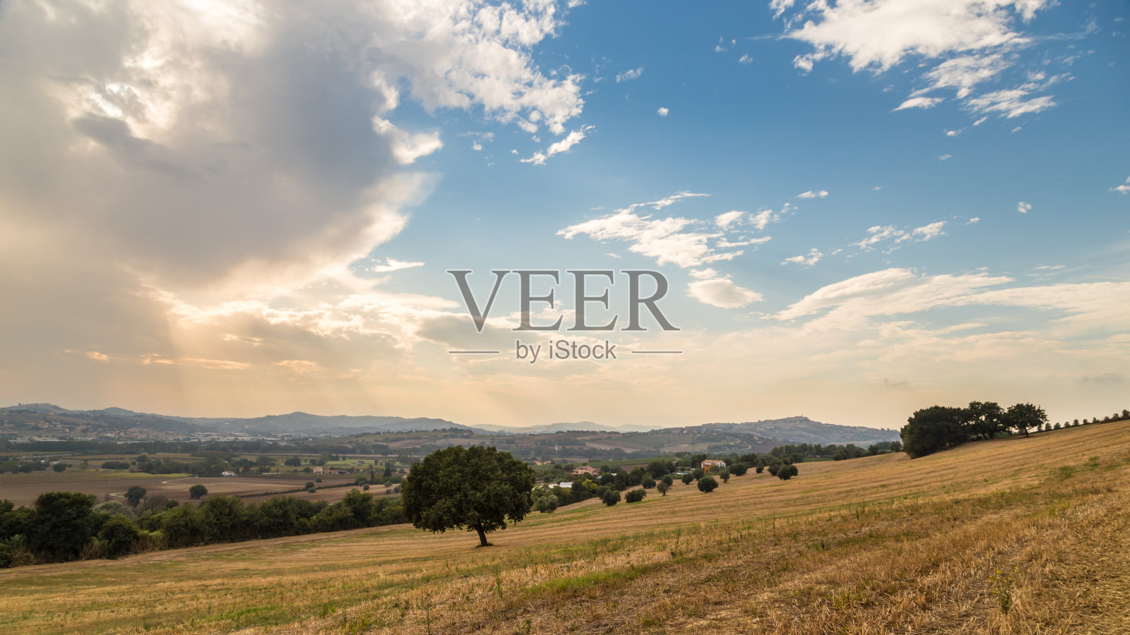 意大利乡村的日落照片摄影图片