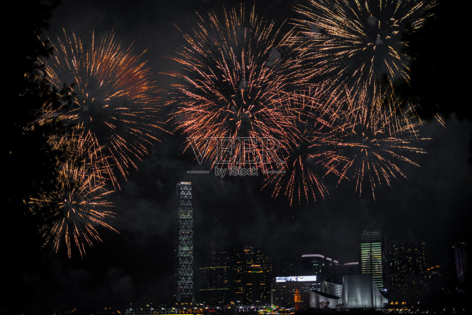 中秋节期间香港上空燃放烟花照片摄影图片