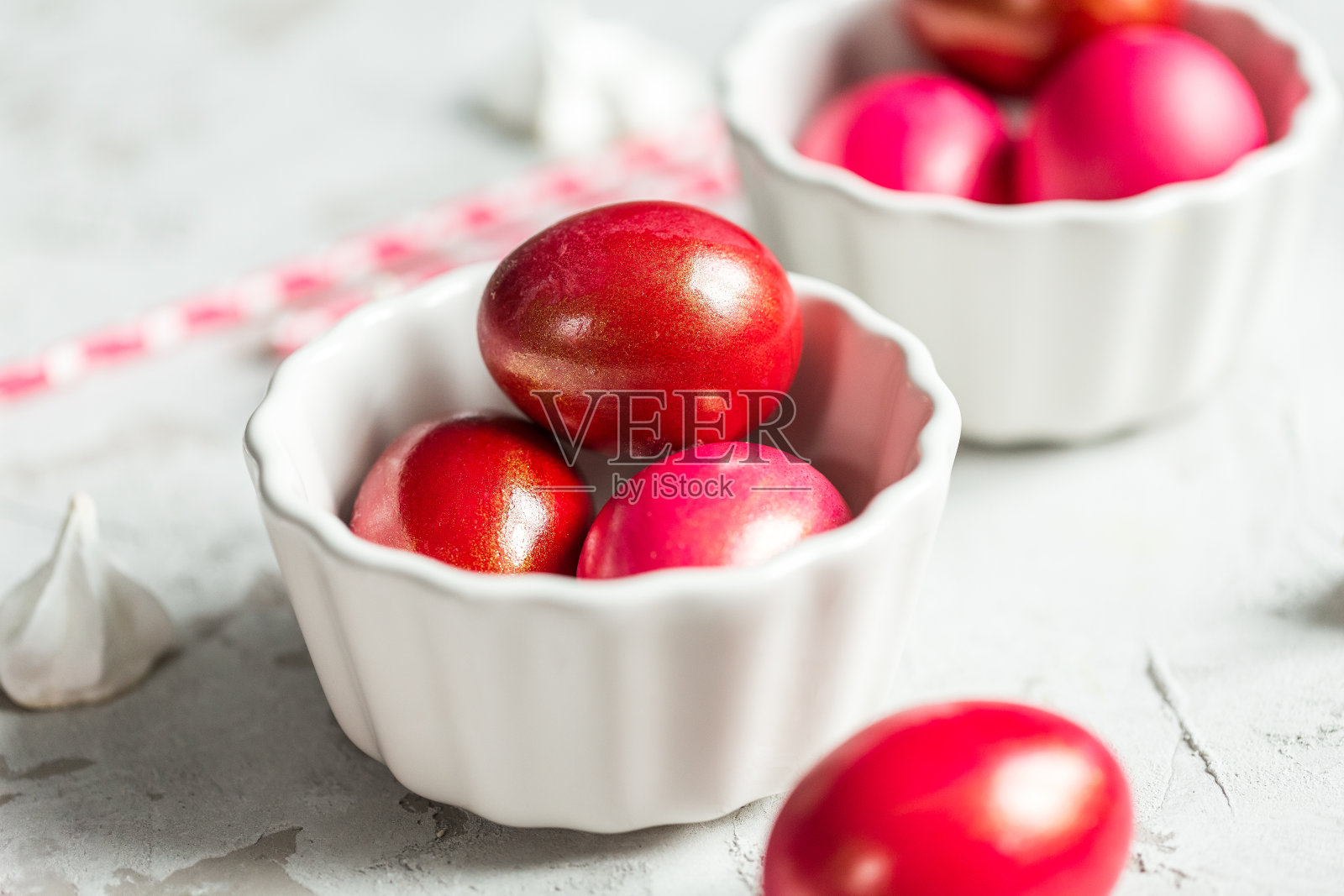 复活节时放在白色碗里的彩蛋照片摄影图片
