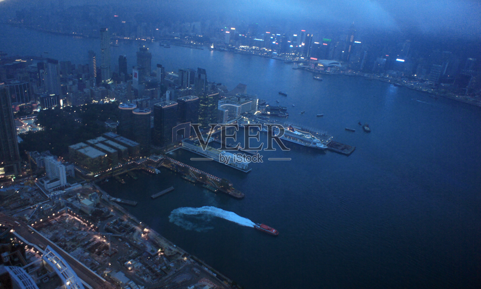 滨水地区的城市照片摄影图片