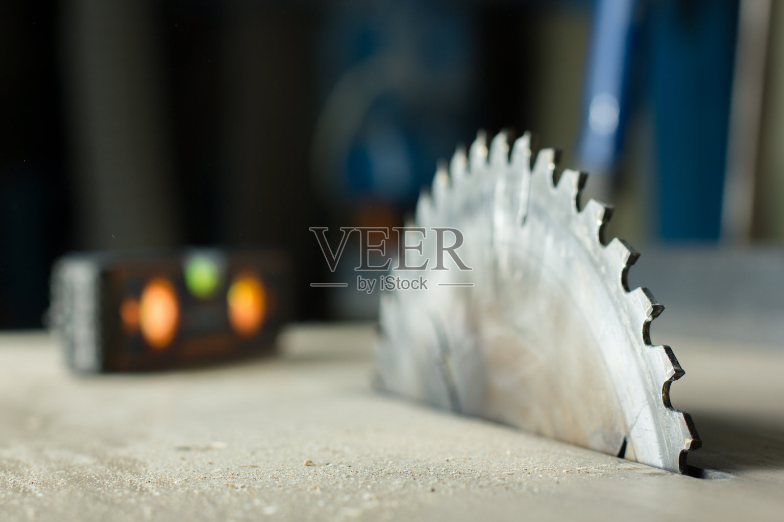 木桌上放着木工工具和锯末。工作场所的俯视图照片摄影图片