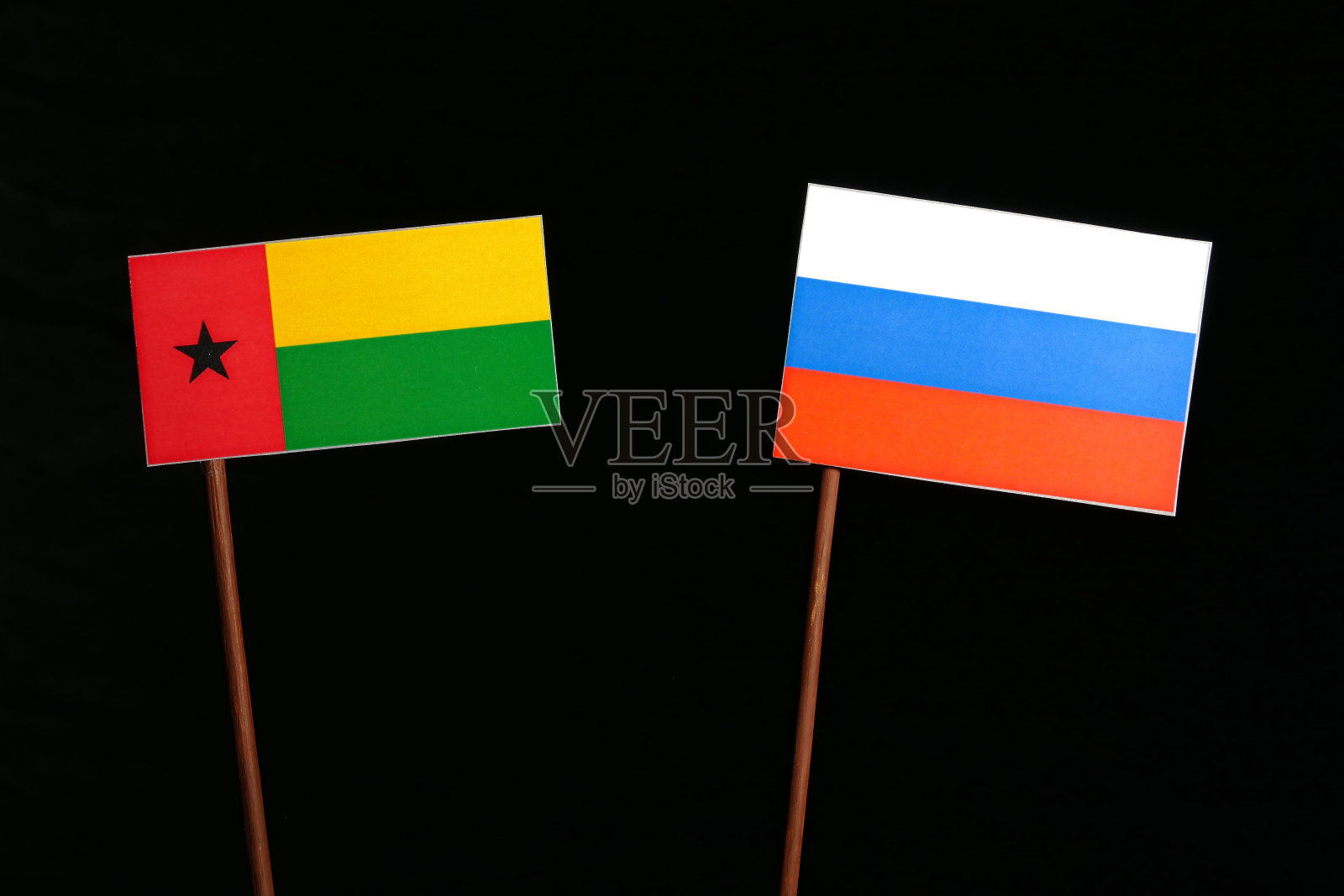 几内亚比绍国旗和俄罗斯国旗孤立在黑色背景照片摄影图片
