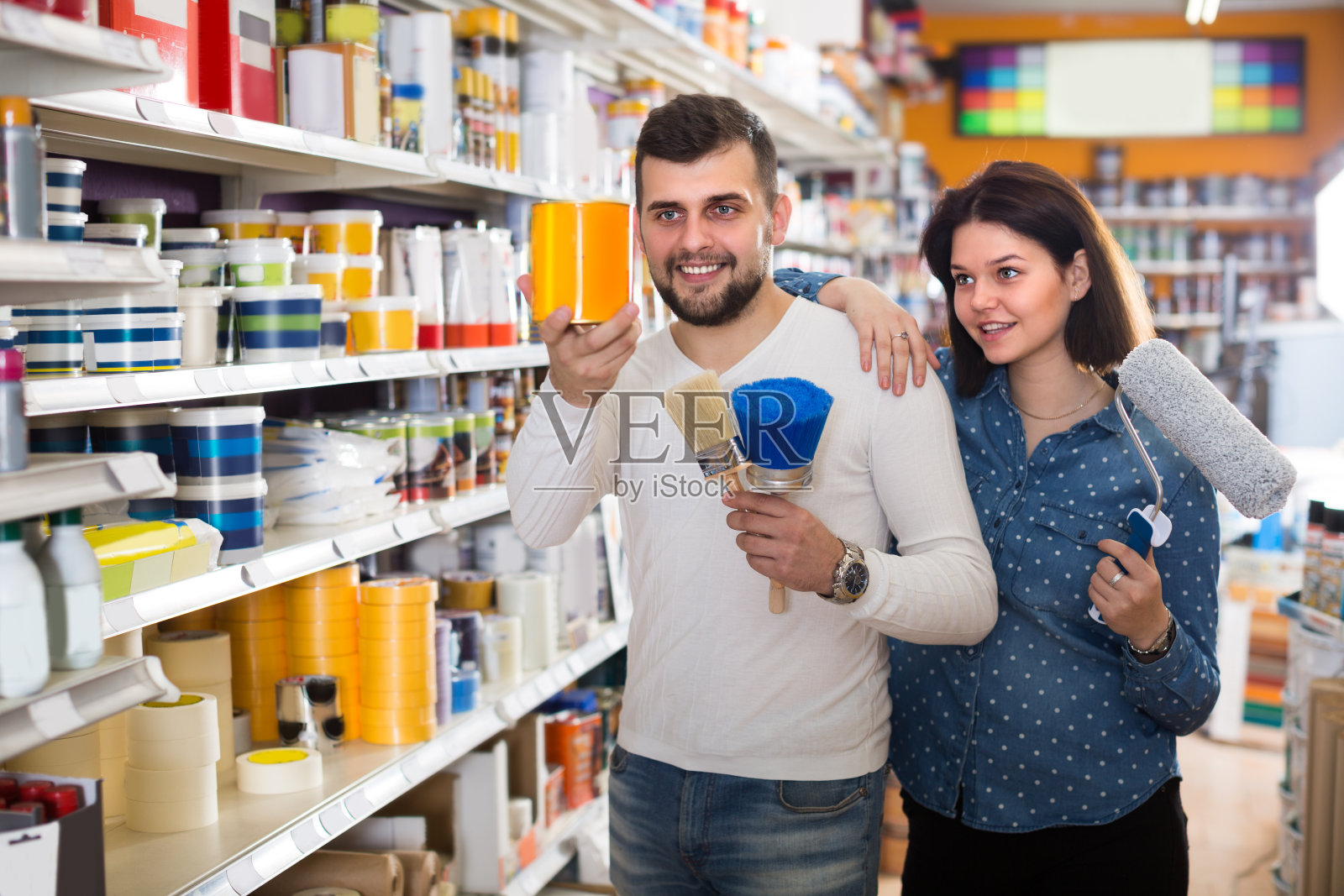 相爱的夫妇正在决定最好的油漆照片摄影图片