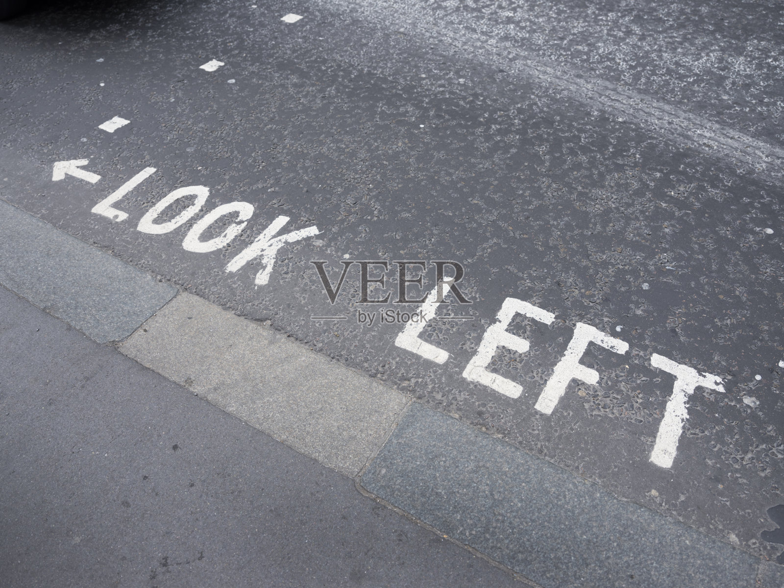 文字向左看在伦敦的街道上照片摄影图片