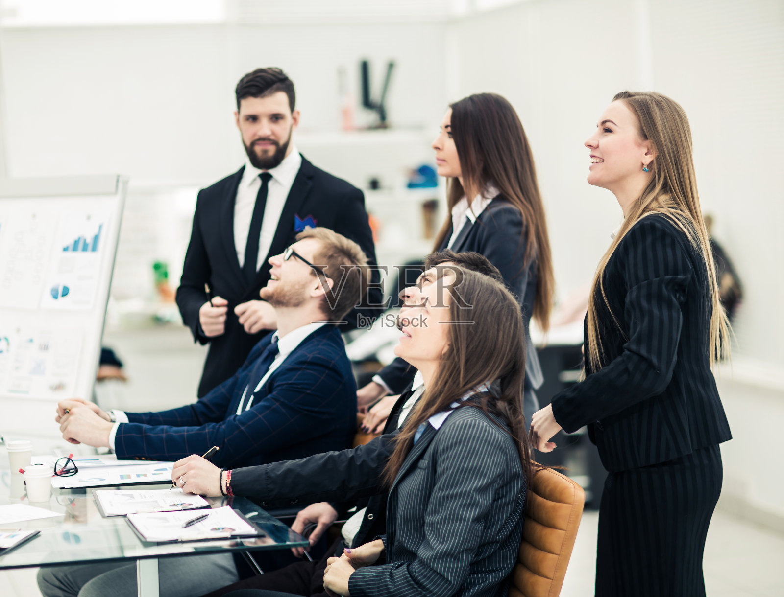 业务团队在工作场所的现代办公室中进行新的演示照片摄影图片