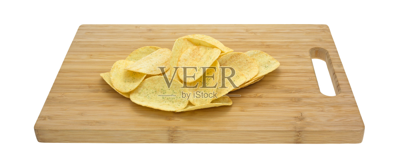 切菜板上的薯片照片摄影图片