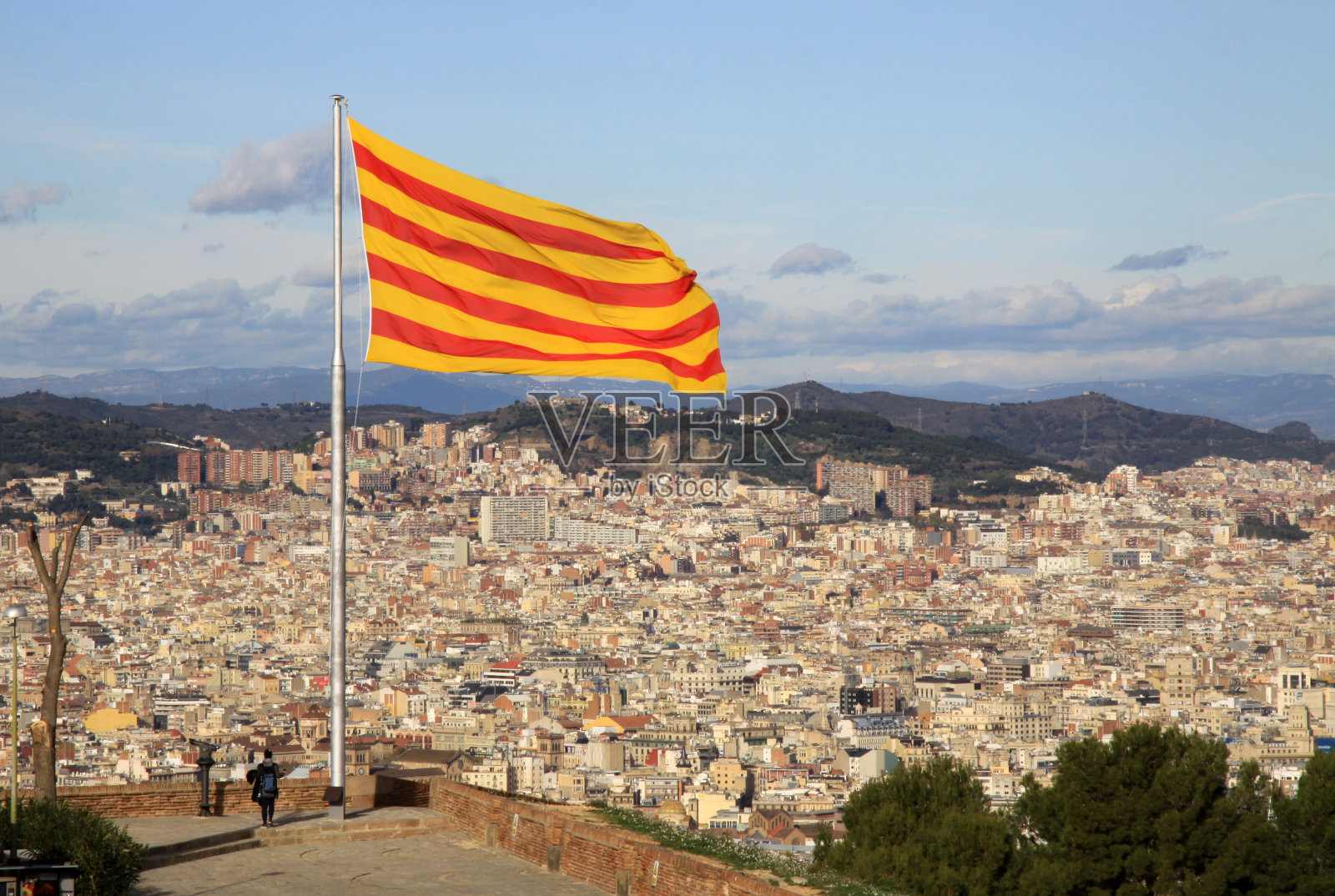 西班牙巴塞罗那蒙尤伊克城堡的加泰罗尼亚旗照片摄影图片