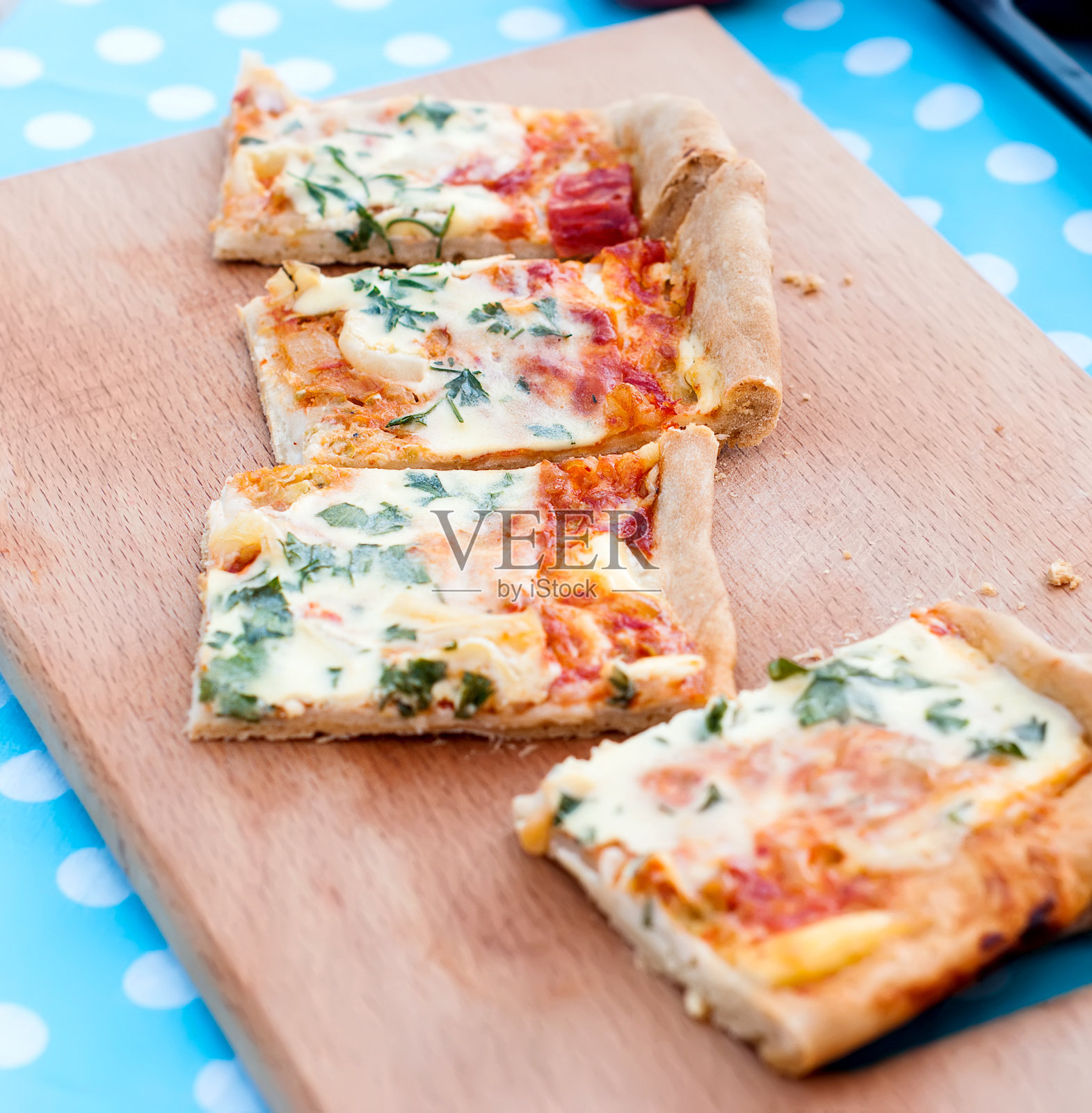 配番茄、碎奶酪和香草的薄披萨照片摄影图片