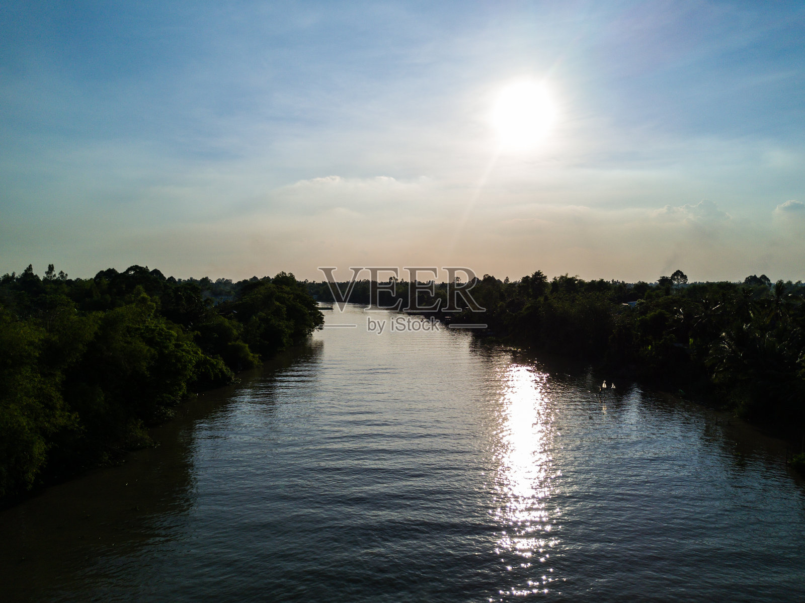 天空、阳光和河流宁静的大自然照片摄影图片