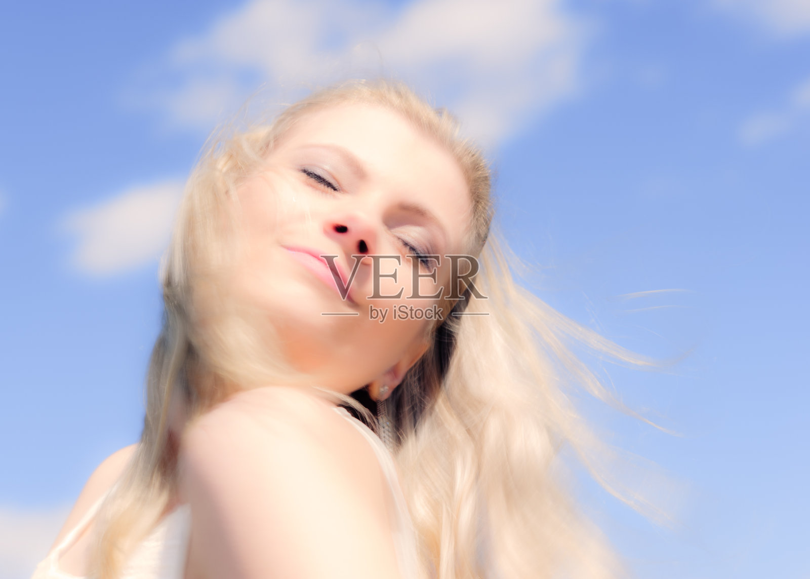 金发碧眼的女孩照片摄影图片