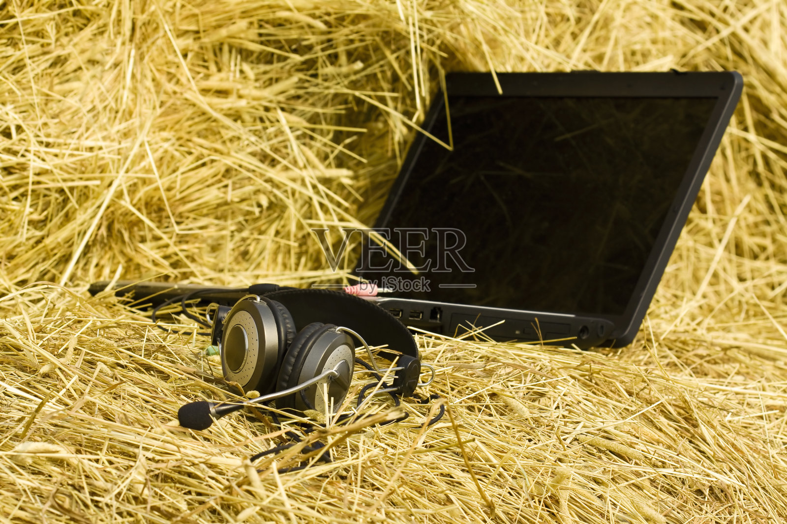 笔记本和耳机照片摄影图片