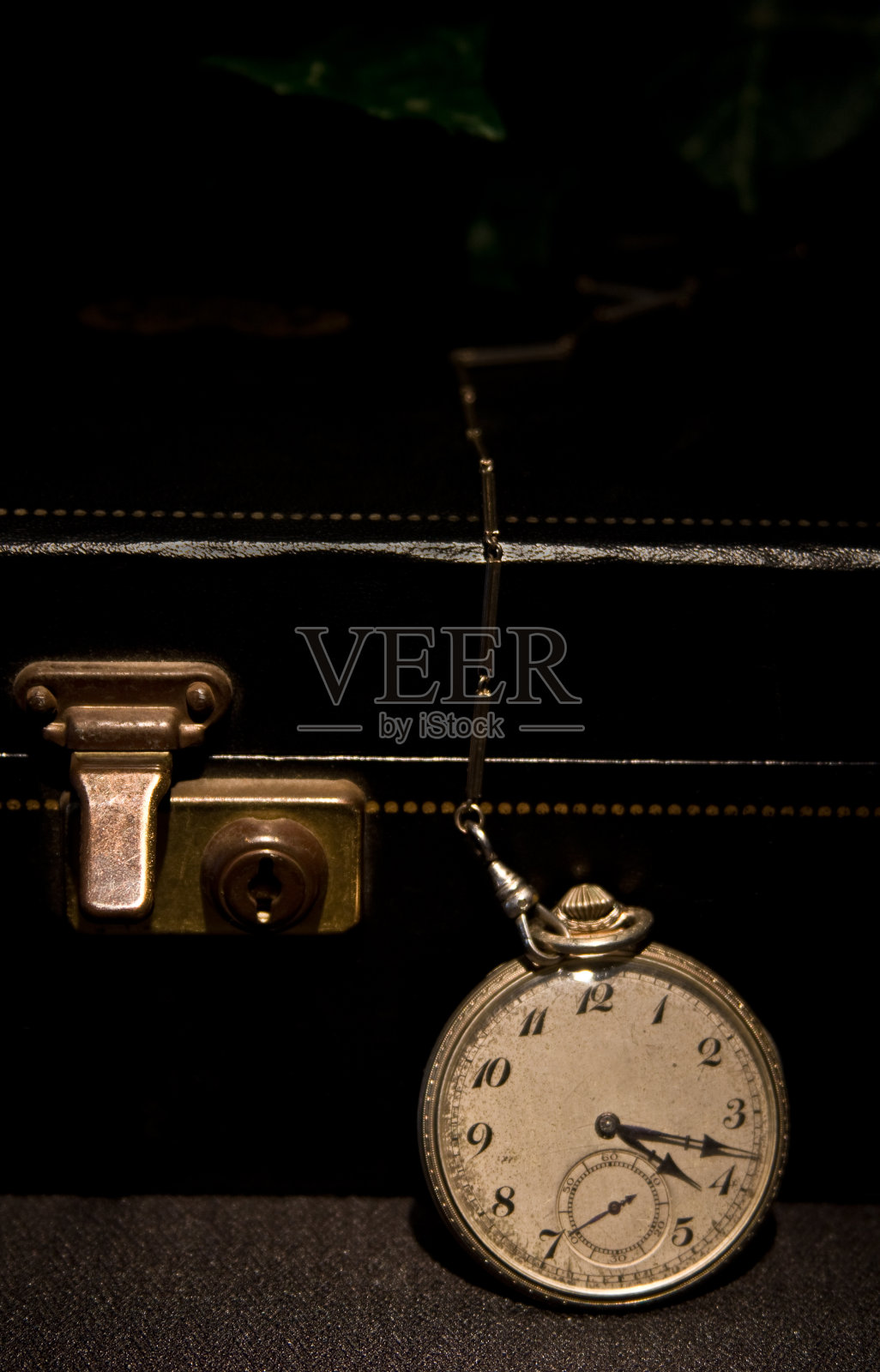 打开盒子的怀表照片摄影图片