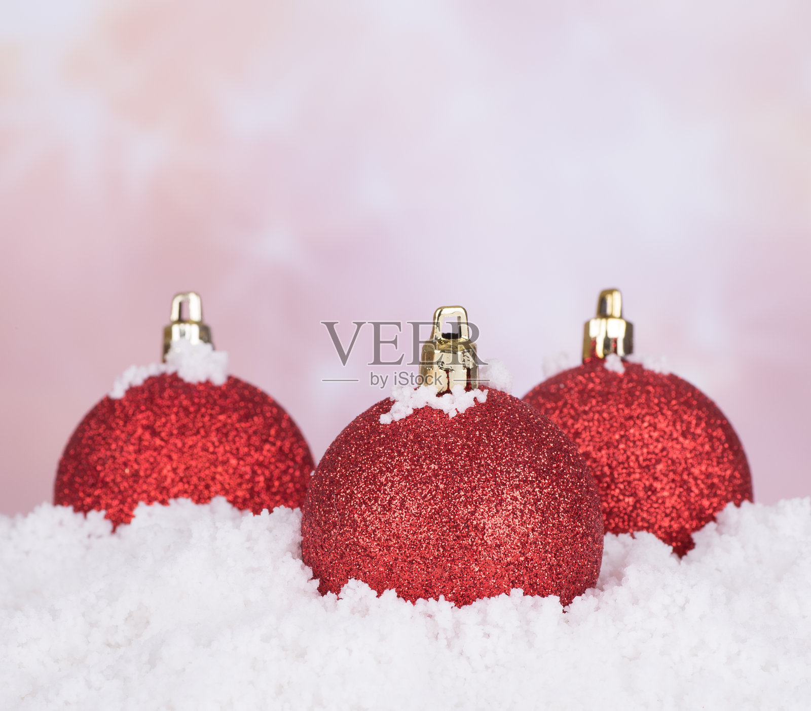 红色圣诞球在雪照片摄影图片