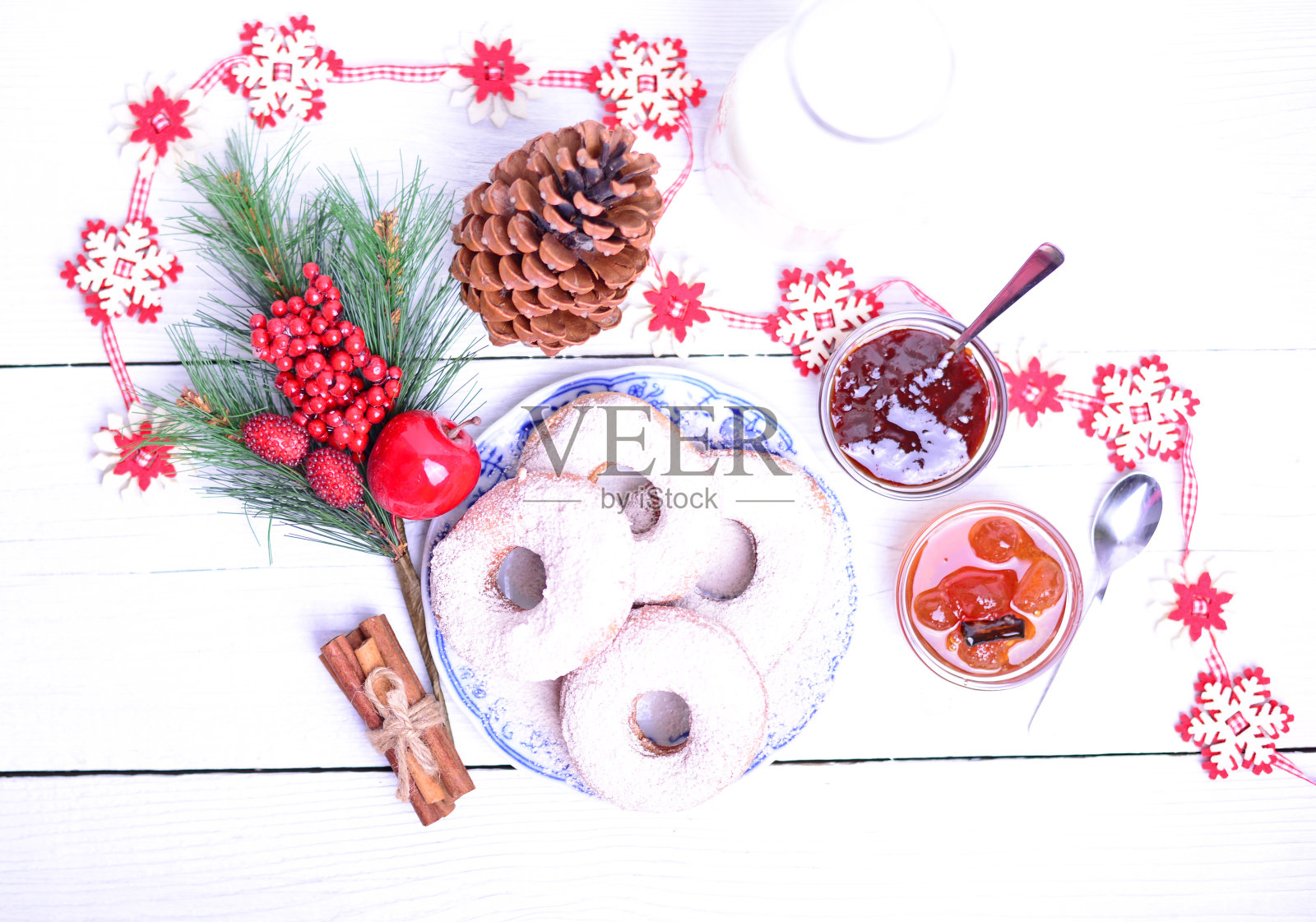 白色的木桌上放着圣诞甜甜圈照片摄影图片