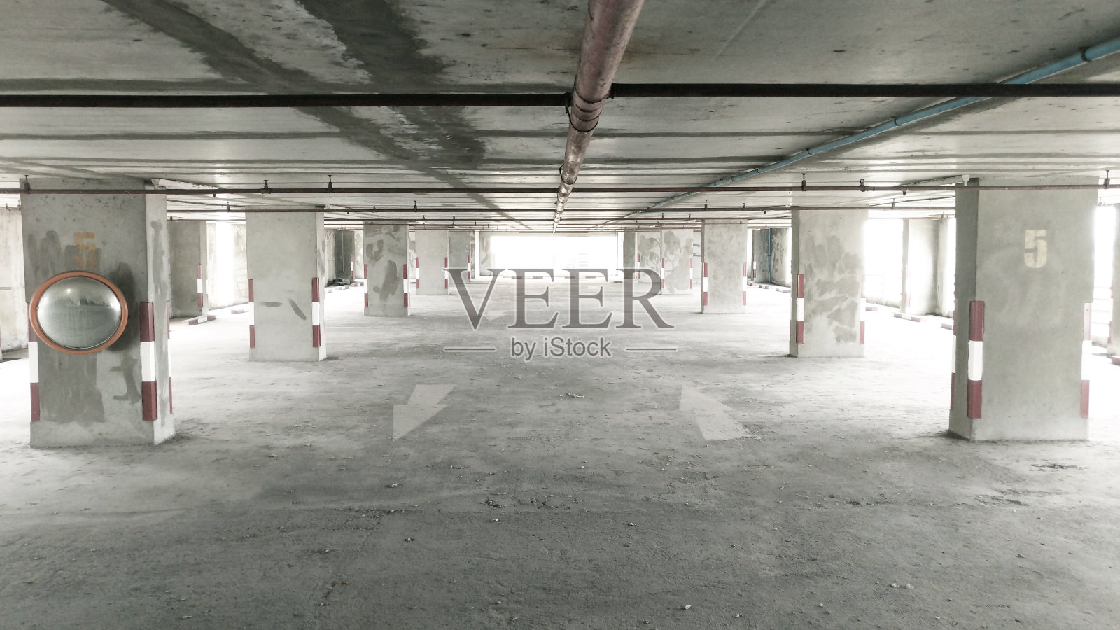 旧停车场正在建设中照片摄影图片