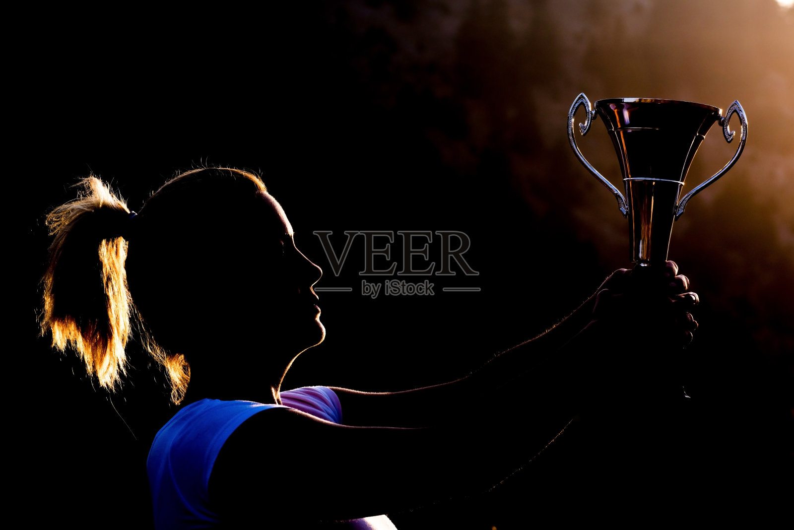 举起获奖奖杯照片摄影图片