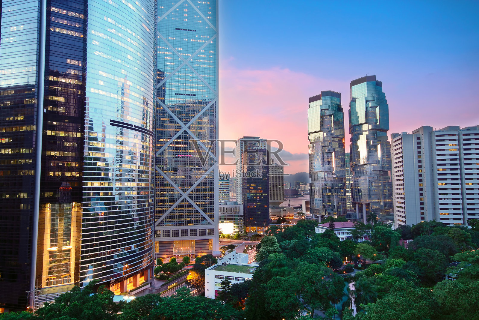 晚上在香港的办公楼里照片摄影图片