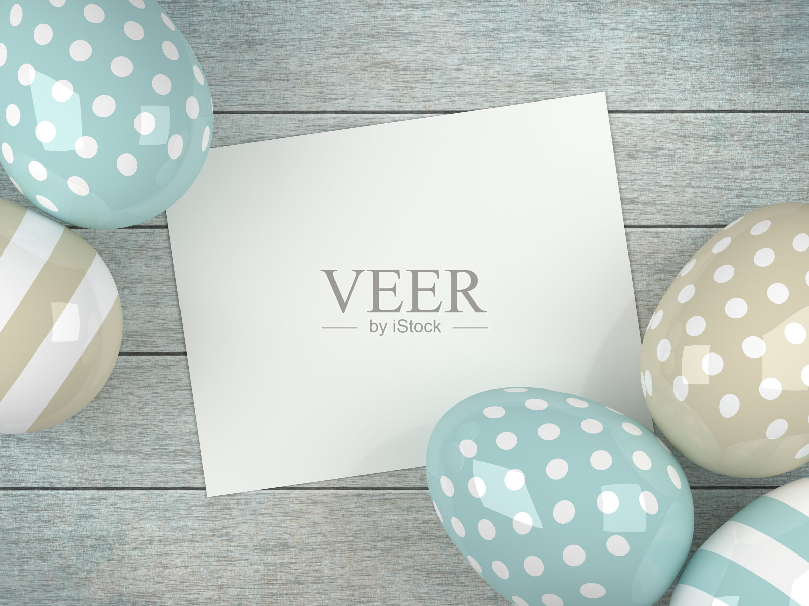 复活节彩蛋和纸条躺在木桌上照片摄影图片