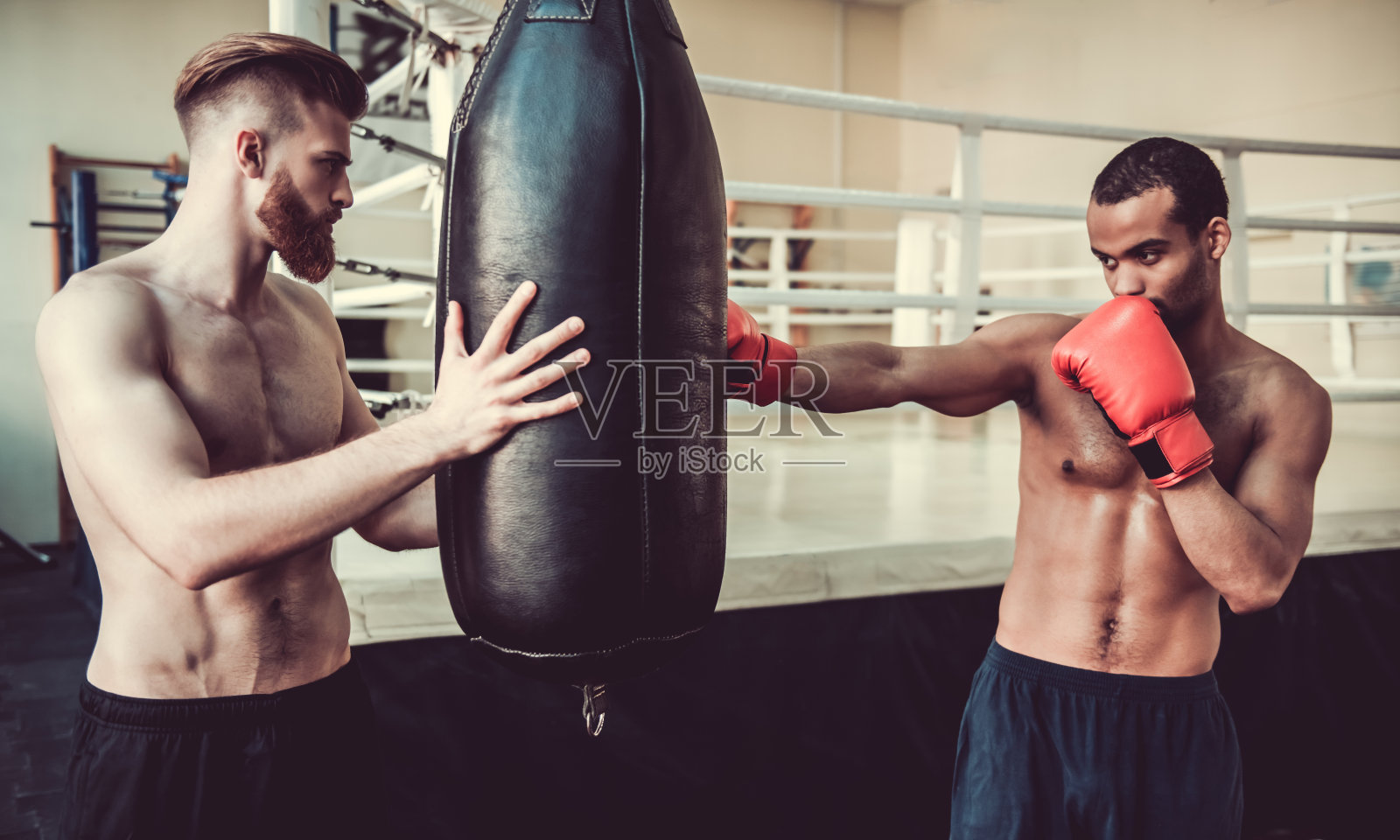 年轻英俊的拳击手照片摄影图片