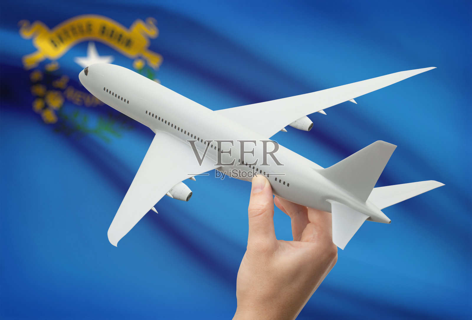 一架手持美国国旗的飞机,背景是内华达州照片摄影图片