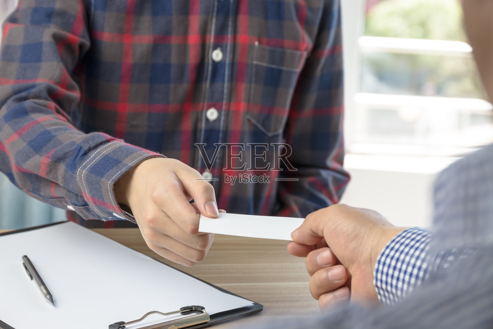 交换名片的商人照片摄影图片