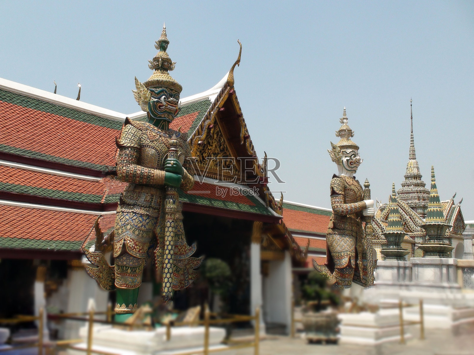 泰国曼谷大皇宫的神庙守护雕像和蓝天照片摄影图片