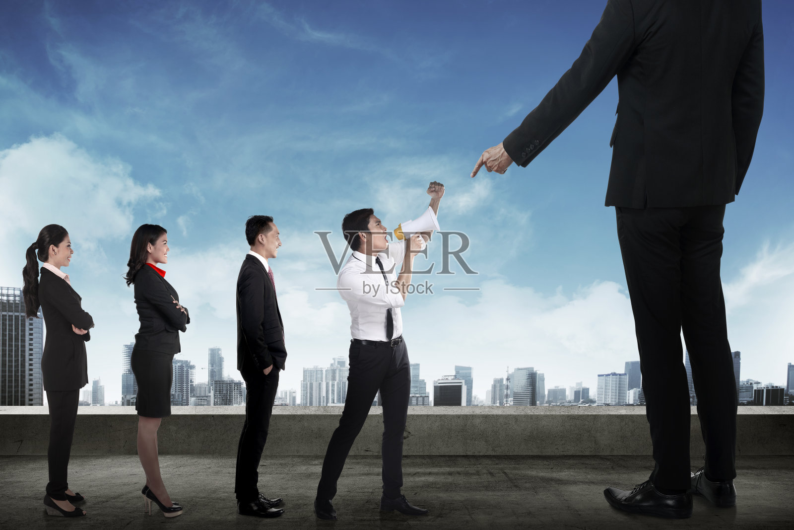 业务团队用扩音器向老板抗议照片摄影图片