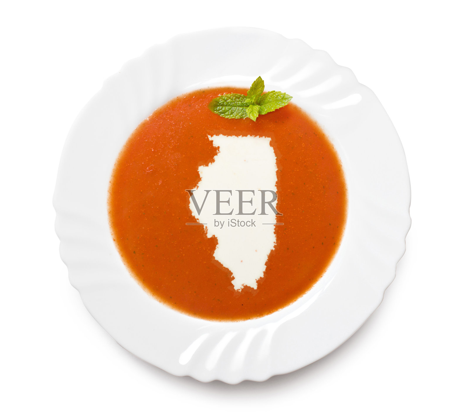 盛有番茄汤和奶油的盘子(伊利诺伊州形状)照片摄影图片