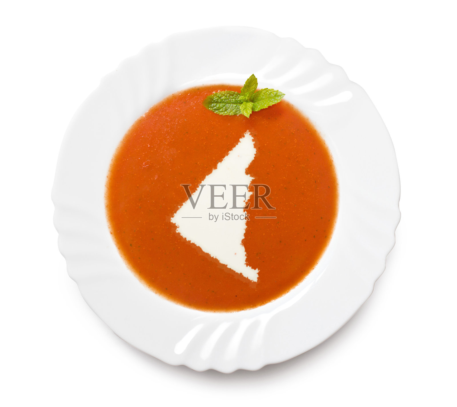 盛有番茄汤和奶油的盘子(育空形状)照片摄影图片