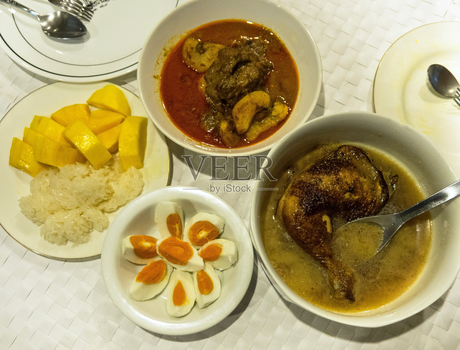 麻辣咖喱,烧鸡,咸蛋白饭照片摄影图片