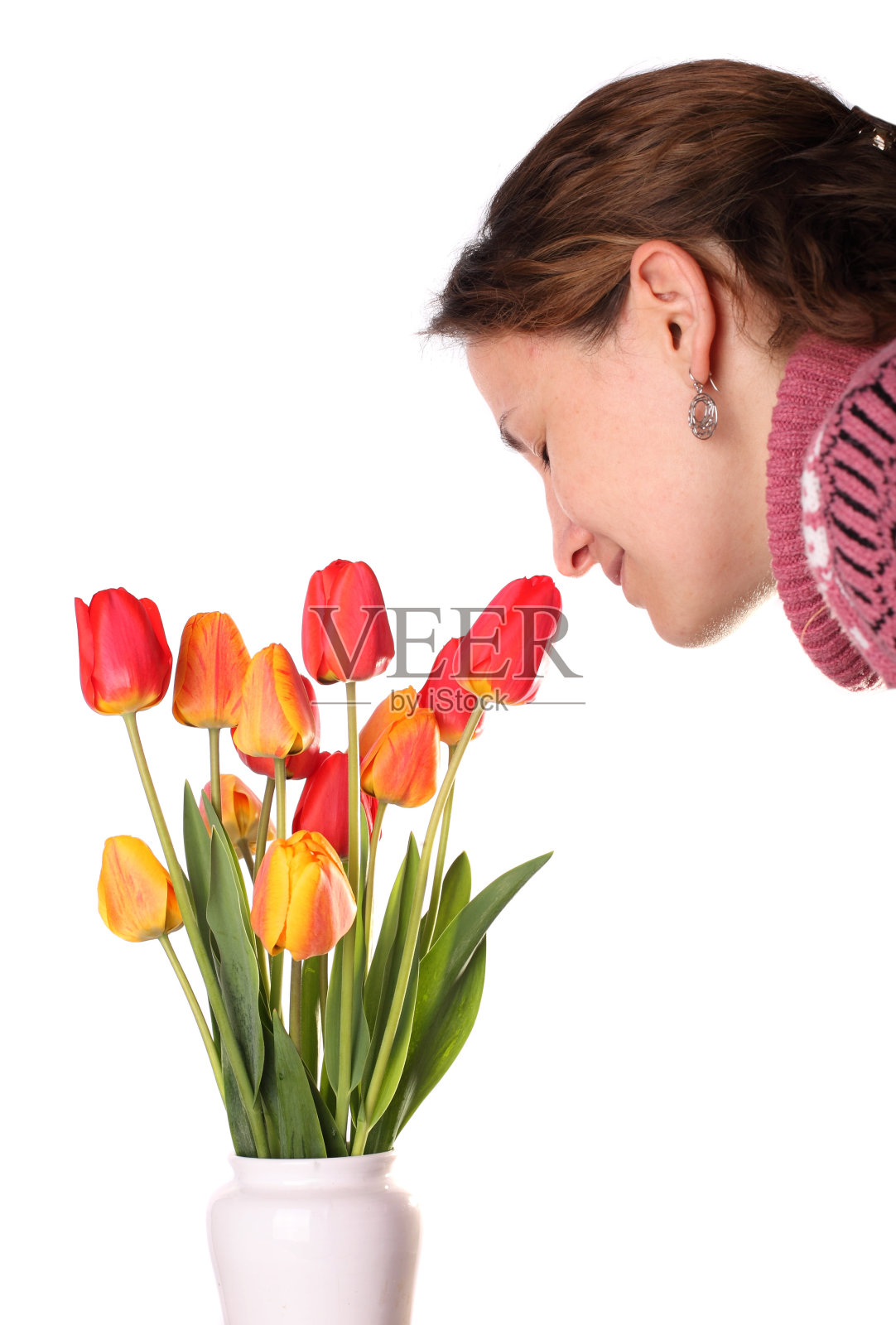 年轻女子在闻郁金香照片摄影图片