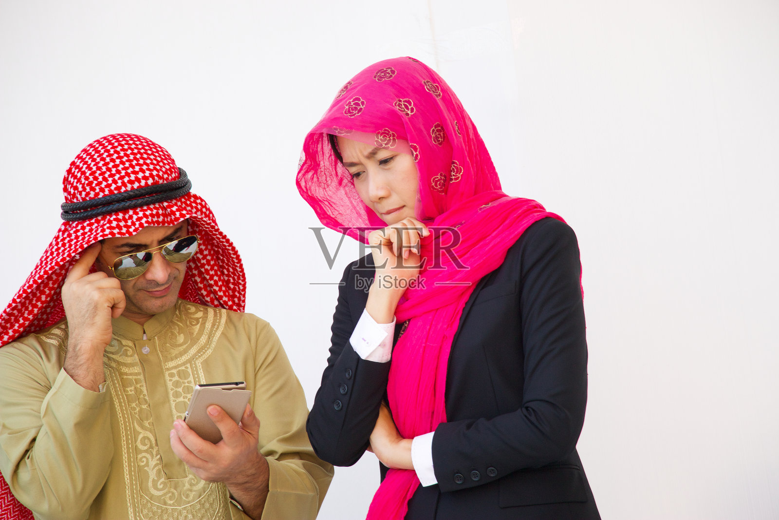 穆斯林男人和聪明的穆斯林女人在一起工作照片摄影图片