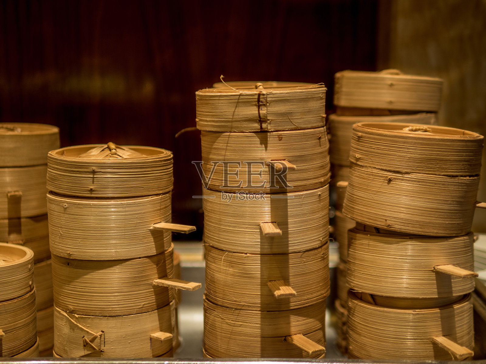 一堆点心竹篮- 2个照片摄影图片