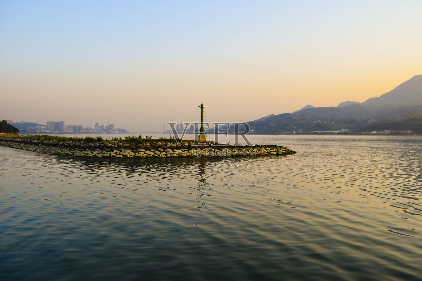 位于郊区的河岸照片摄影图片