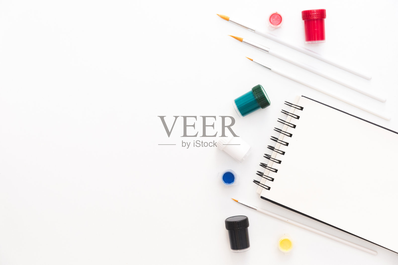 艺术家的书桌和工作空间。创作过程,艺术工作室细节与copyspace。平躺照片摄影图片