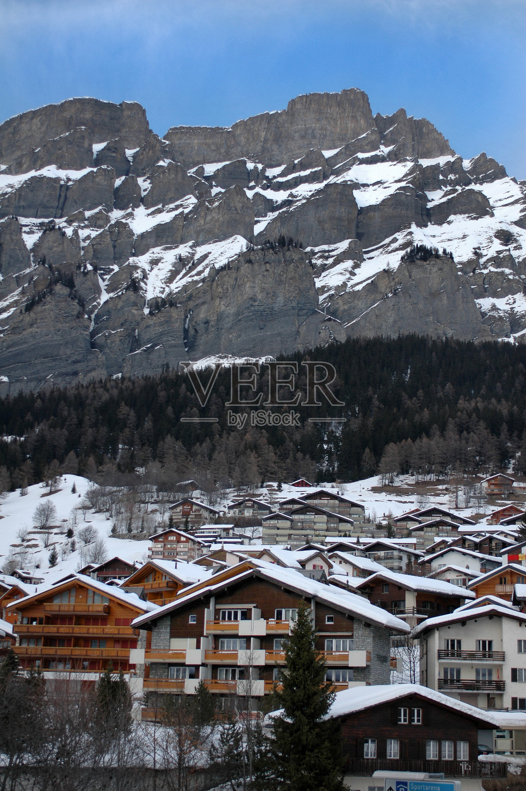 瑞士阿尔卑斯山的村庄照片摄影图片