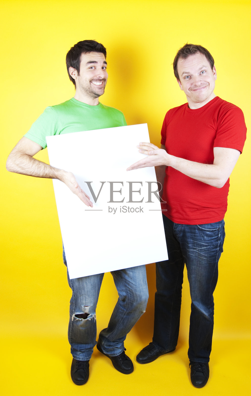 兴高采烈的人拿着海报照片摄影图片