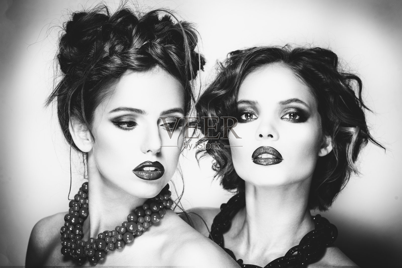 两个漂亮的女朋友,金发的和黑发的照片摄影图片