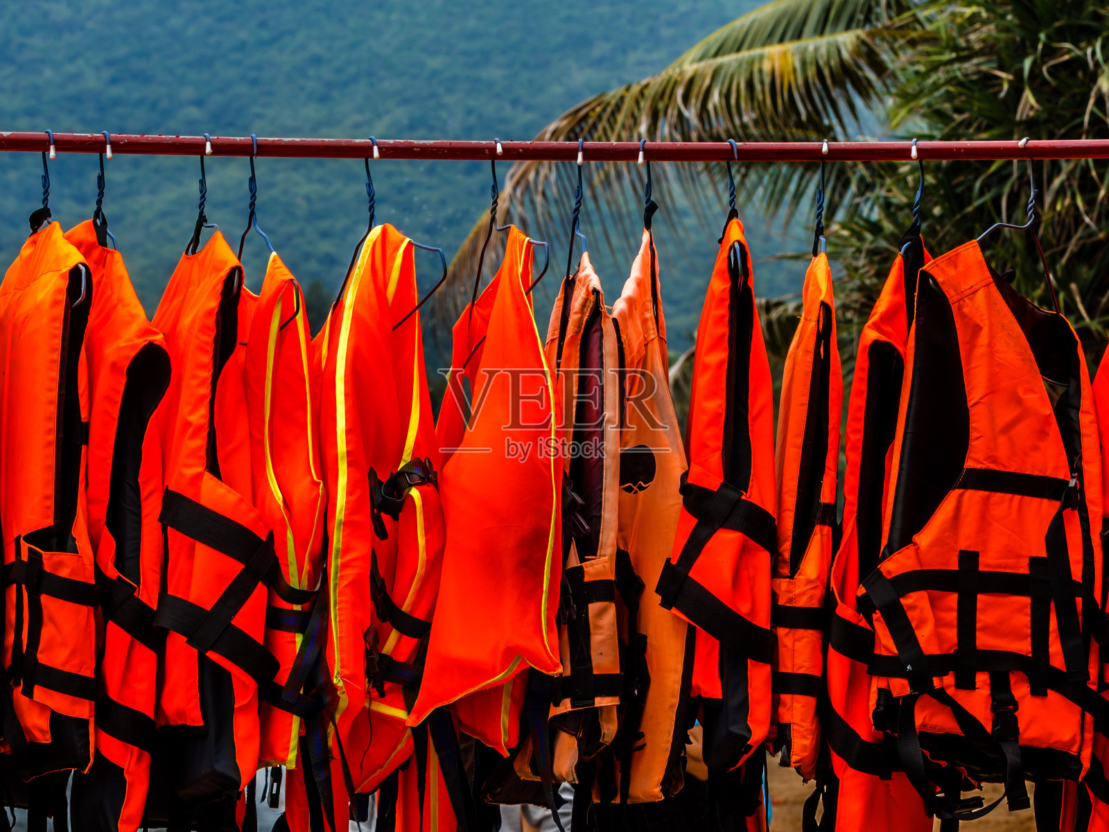 救生衣挂在海边。照片摄影图片