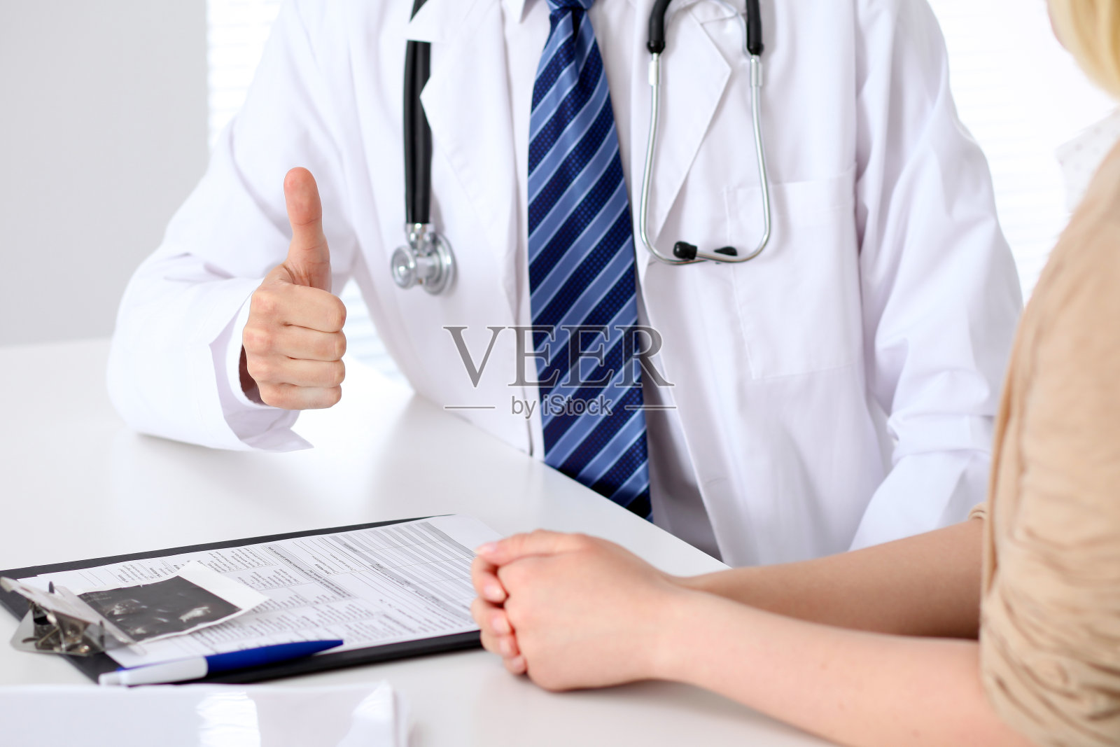 特写医生的手显示ok的迹象,而咨询病人照片摄影图片