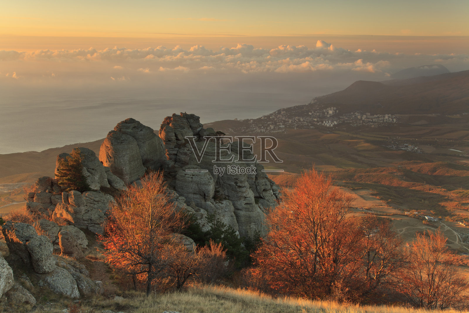 看雾气缭绕的山景照片摄影图片